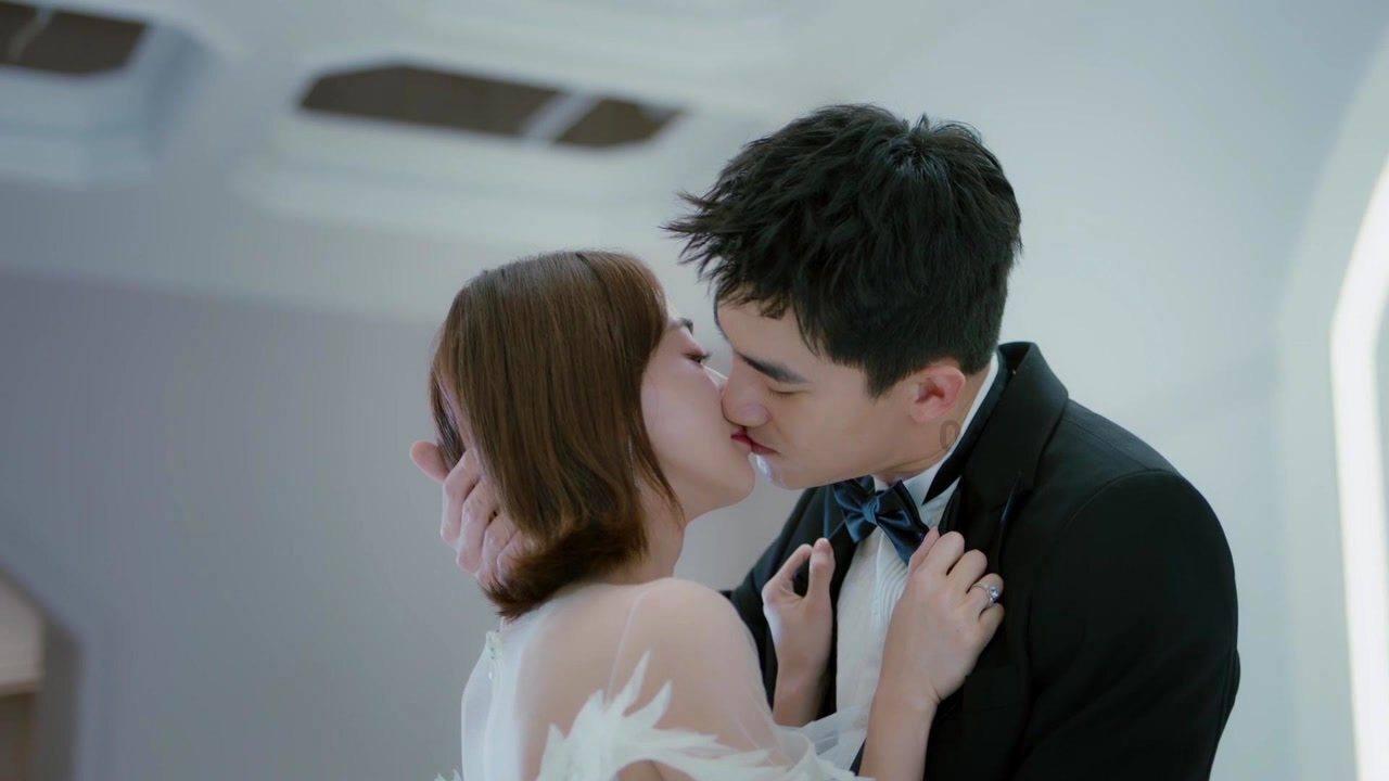 央视名媛嫁美富豪，婚后遭遇困境！购买卫生巾成奢望